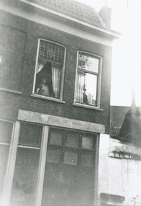 863546 Gezicht op de voorgevel van het pand Rozenstraat 21 in Wijk C te Utrecht, met boven het woonhuis, beneden het ...